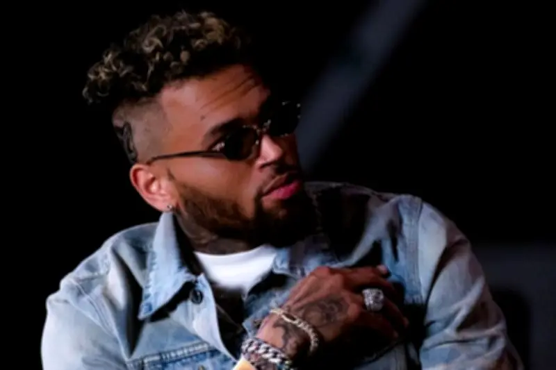 Chris Brown Resmi Sandang Gelar Doktor Kehormatan dari Harvest Christian University