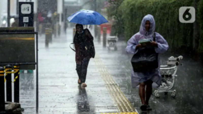 Cuaca Ekstrem Landa Jakarta Akhir Pekan, Siapkan Perlengkapan Darurat Ini