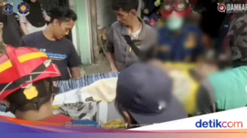 Damkar Evakuasi Pria 150 Kg di Jaktim untuk Berobat ke RS