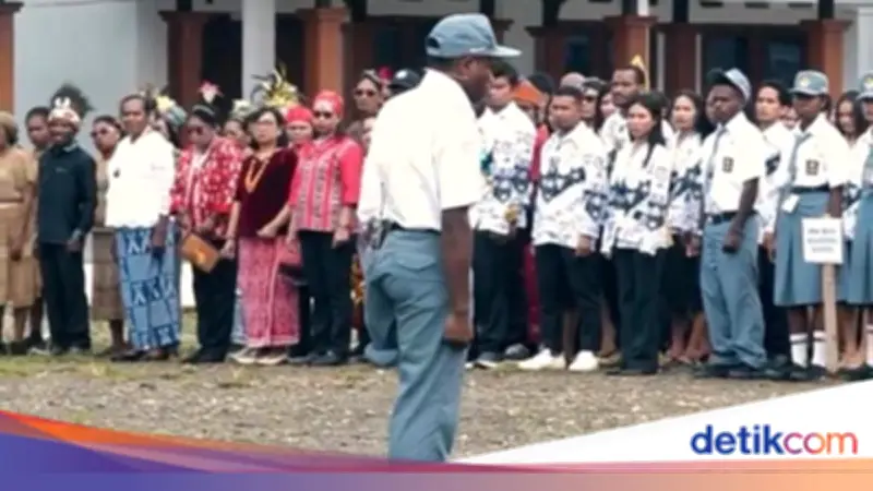 Deki Degei, Siswa Disabilitas di Nabire, Pimpin Upacara Hardiknas dengan Satu Kaki