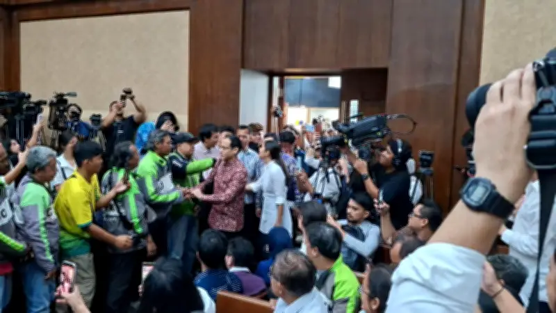 Driver Gojek Dukung Nadiem di Sidang: Bapak Pahlawan Ekonomi Saya