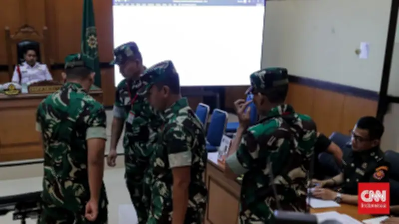 Dua Anggota BAIS TNI Perlihatkan Luka Bakar Akibat Air Keras di Sidang