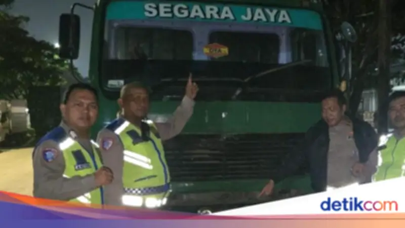 Dua Truk Trailer Lawan Arah di Jakut Ditilang Polisi