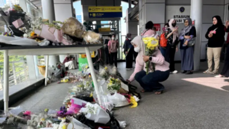 Duka di Stasiun Bekasi Timur, 16 Korban Kecelakaan KRL Dihujani Doa dan Karangan Bunga