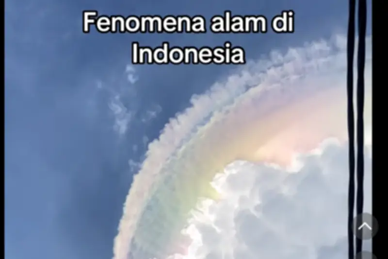 Fenomena Awan Pelangi Muncul di Langit Bekasi dan Bogor