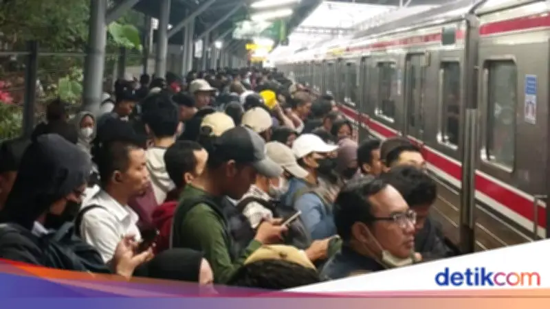 Gangguan KRL Green Line Akibat Petir, Penumpang Menumpuk di Stasiun Jurangmangu