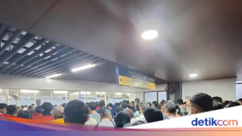 Gangguan KRL Green Line Akibat Petir, Peron Tanah Abang Ditutup