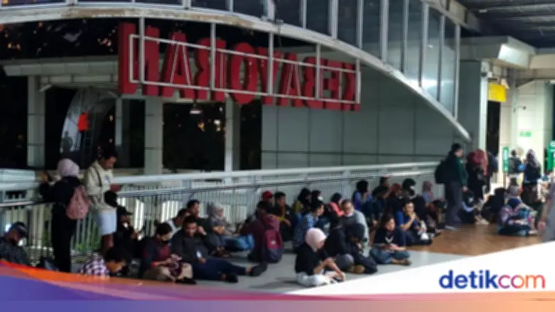 Gangguan KRL Green Line, Penumpang Kesulitan Pulang dan Pesan Ojol