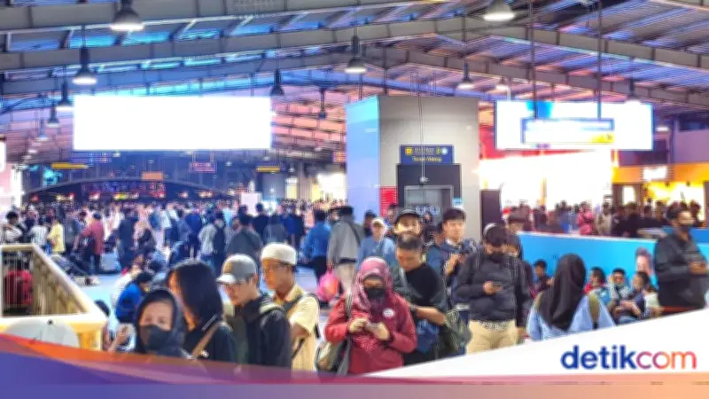 Gangguan KRL Green Line, Penumpang Menunggu Berjam-jam di Stasiun Kebayoran