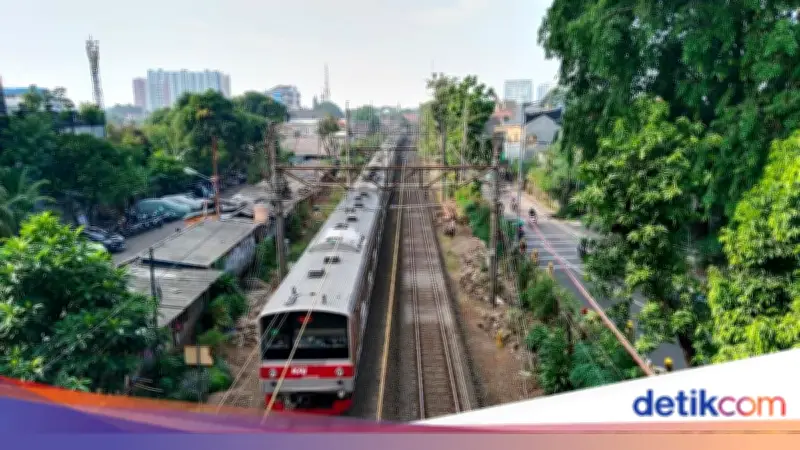 Gangguan Lokomotif di Stasiun Pasar Senen, KRL Cikarang Line Terganggu