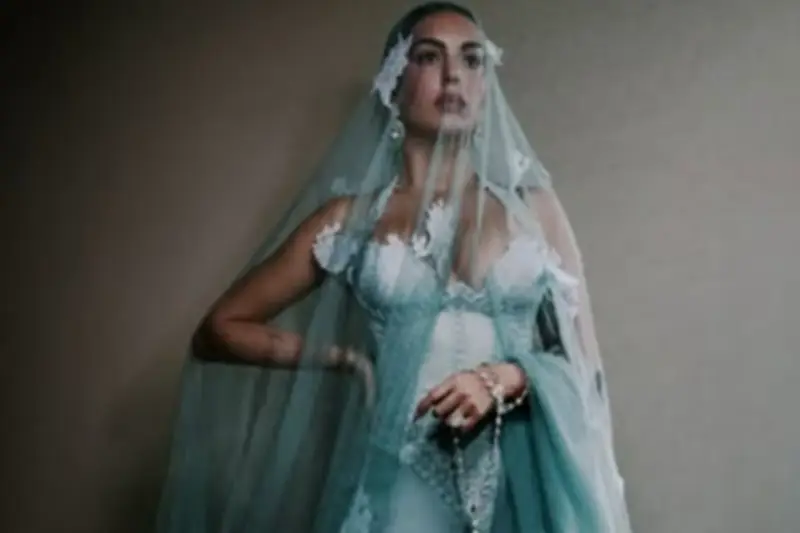 Georgina Rodríguez Curi Perhatian di Met Gala 2026 dengan Gaun Korset Biru