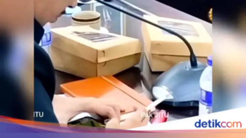 Gerindra Panggil Anggota DPRD Jember yang Main Game dan Merokok Saat Rapat