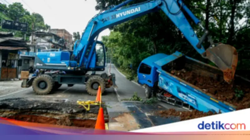 Gorong-gorong Tua Sebabkan Jalan Amblas di Lenteng Agung, Akan Ditutup Plat Besi