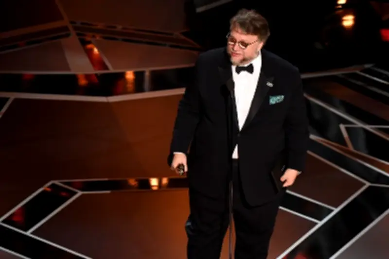 Guillermo del Toro Alami Pengalaman Lihat UFO saat Remaja