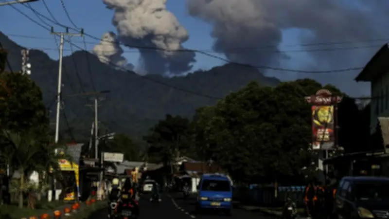 Gunung Dukono Erupsi Dua Kali Pagi Ini, Abu Vulkanik Capai 2,7 Km