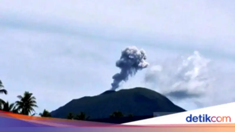 Gunung Ibu di Malut Erupsi Pagi Ini, Tinggi Kolom Abu Capai 800 Meter