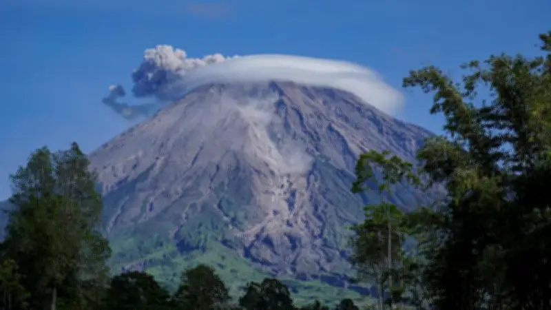 Gunung Semeru Erupsi Empat Kali Pagi Ini, Warga Diminta Jauhi Puncak