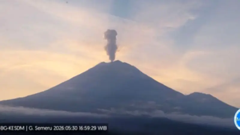 Gunung Semeru Erupsi Lagi, Kolom Abu Capai 1 Kilometer di Atas Puncak