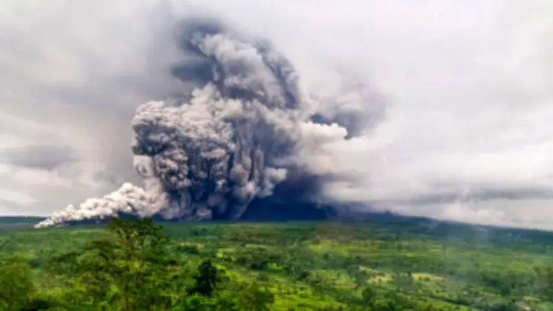 Gunung Semeru Erupsi Malam Ini, Awan Panas Guguran Terjadi
