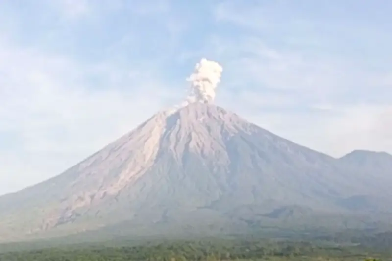 Gunung Semeru Erupsi Tiga Kali, Kolom Abu Capai 1 Kilometer