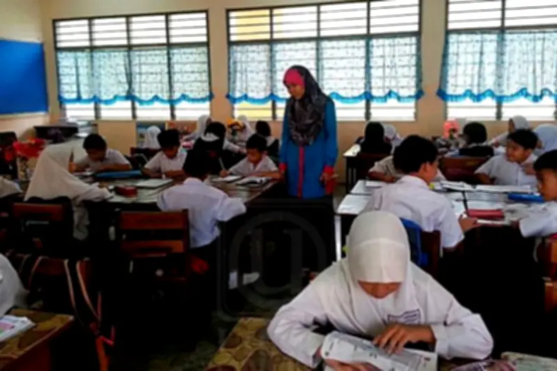 Guru: Buruh yang Dirayakan tapi Dibiarkan Bertahan