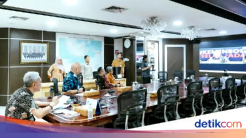 Gus Ipul Perintahkan Wamen dan Irjen Usut Pengadaan Sepatu Sekolah Rakyat