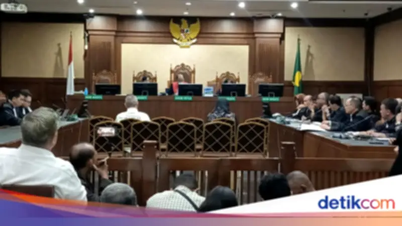 Hakim Vonis 4,5 dan 3,5 Tahun Penjara Dua Terdakwa Korupsi LNG
