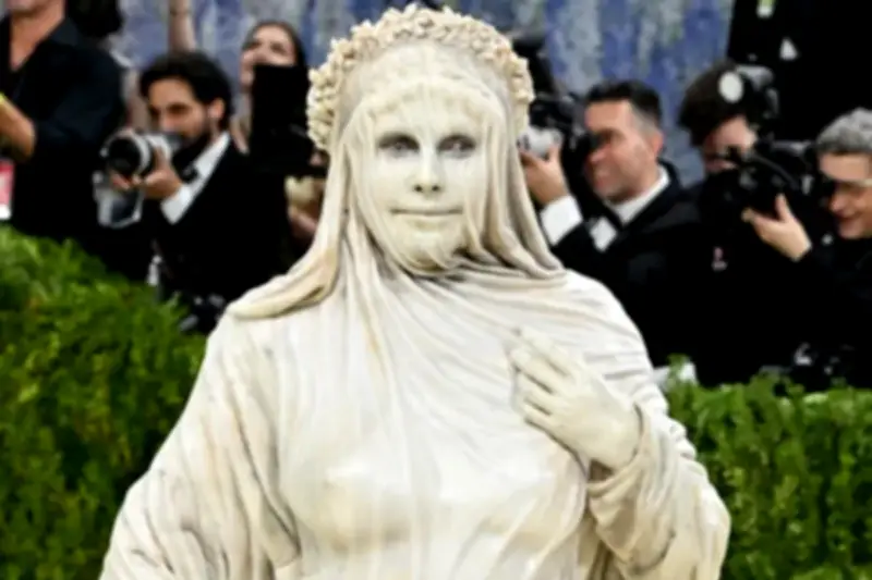 Heidi Klum Tampil Sebagai Patung Hidup di Met Gala 2026