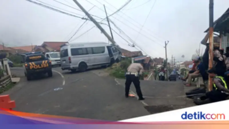 Hiace Turis Singapura di Bromo Disopiri Penumpang, Tabrak 4 Mobil