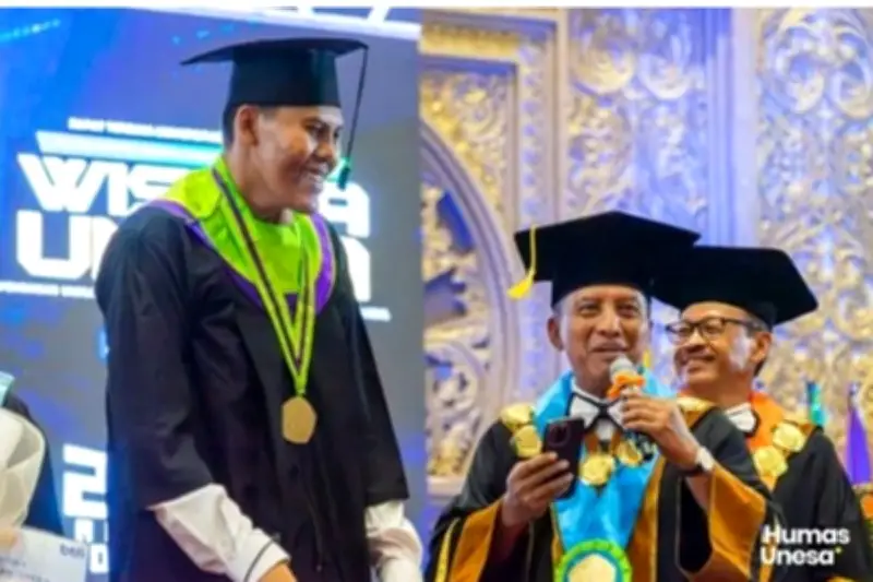 Hilang Penglihatan Sejak 12 Tahun, El Lulus S1 Unesa dan Raih Beasiswa
