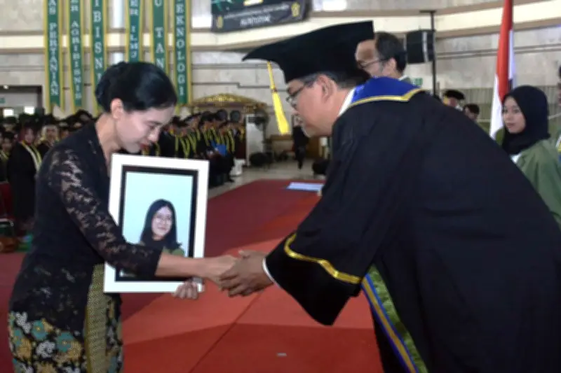Ibu Gantikan Wisuda Anak di UPN Jogja, Meninggal saat Tolong Sahabat
