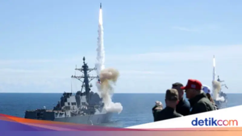 IRGC Peringatkan Kapal Jauhi Kapal Perang AS di Selat Hormuz