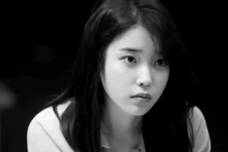 IU Menangis Minta Maaf di Depan Penggemar Saat Ultah
