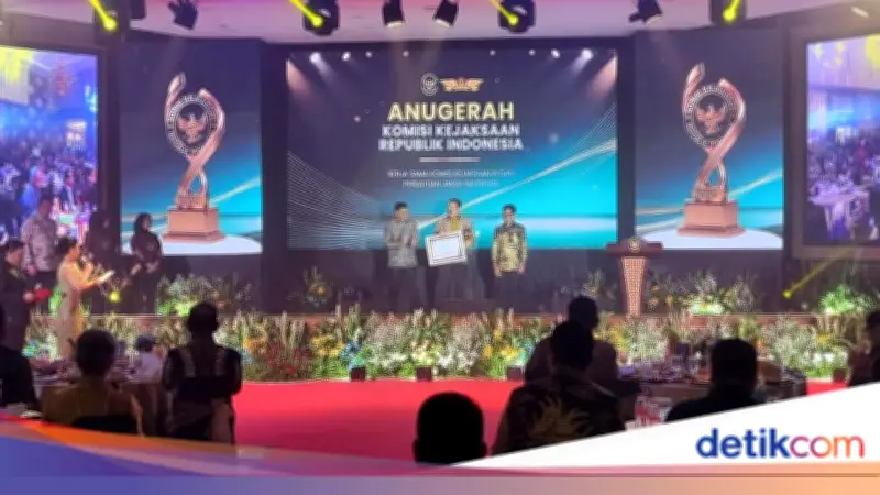 Jaksa Agung ST Burhanuddin Raih Penghargaan Luar Biasa dari Komisi Kejaksaan