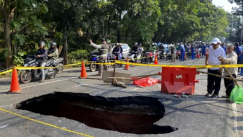 Jalan Amblas di Lenteng Agung Jaksel Bikin Macet Parah, Ini Kronologinya