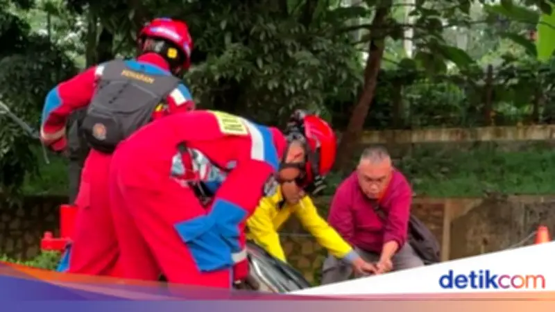 Jalan Amblas di Lenteng Agung, Pemotor Terperosok ke Lubang