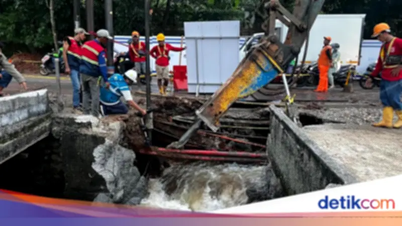 Jalan Amblas Lenteng Agung: Turap Air Dibongkar Petugas SDA