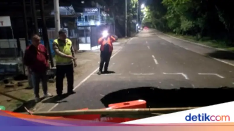 Jalan Lenteng Agung Jaksel Amblas, Pengendara Diminta Waspada