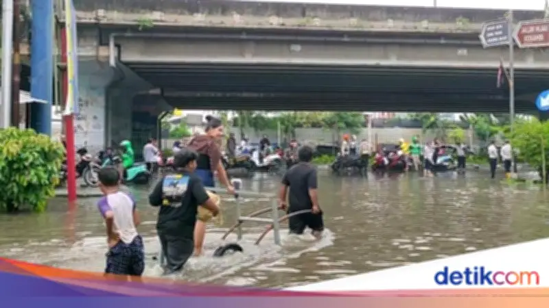 Jasa Gerobak Angkut Motor Raup Cuan Besar saat Banjir Puri Kembangan