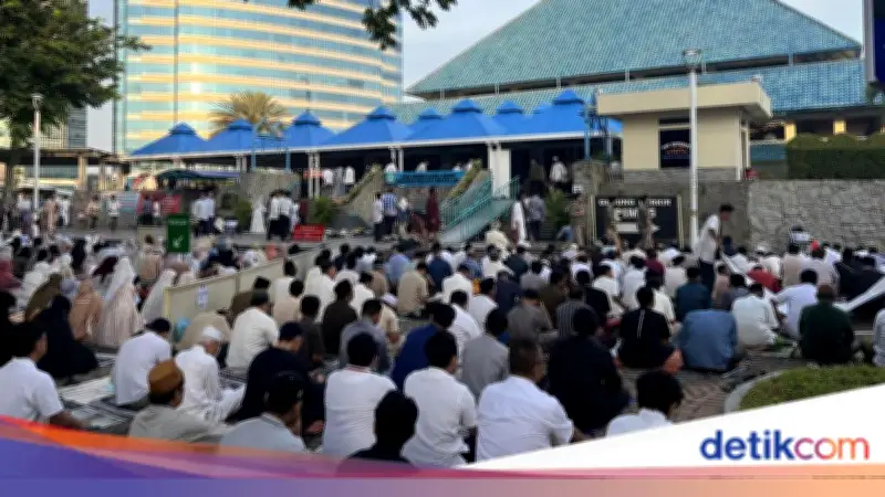 Jemaah Padati Masjid Raya Pondok Indah untuk Salat Idul Adha 1447 H