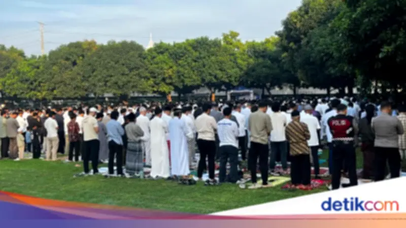 JK dan Jimly Asshiddiqie Salat Idul Adha di Masjid Al Azhar Jaksel