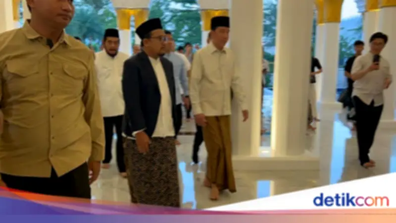 Jokowi dan Anwar Usman Salat Idul Adha di Masjid Sheikh Zayed Solo