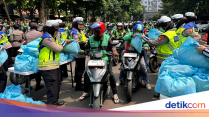 Jumat Peduli, Polda Metro Bagikan 350 Paket Sembako ke Ojol