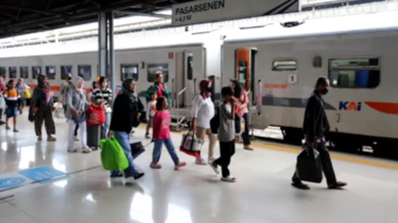 KA Jaka Tingkir dan KA Serayu Anjlok di Pasar Senen, KAI Minta Maaf