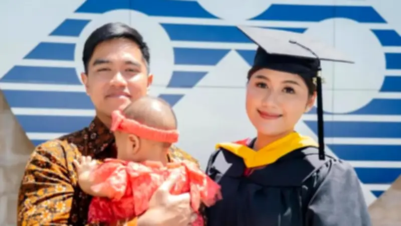 Kaesang Dampingi Erina Gudono Wisuda S2 di University of Pennsylvania, IPK 4.00