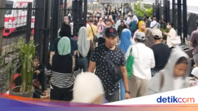 Kagetnya Penumpang KRL Green Line Gangguan Akibat Sambaran Petir