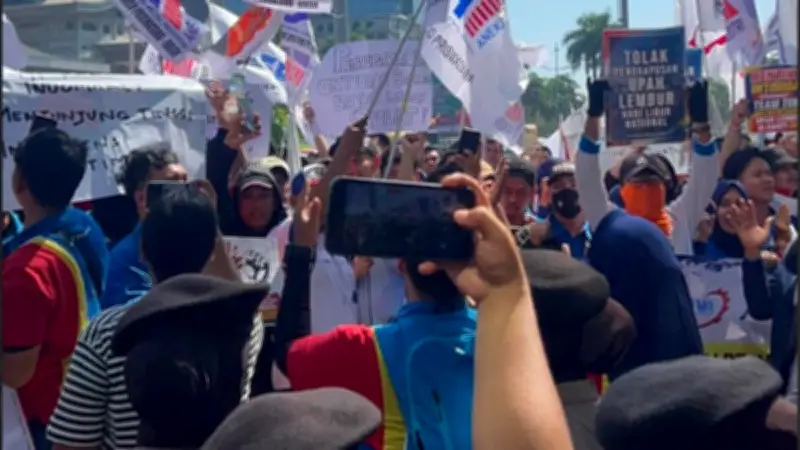 Karyawan Indomaret Demo Tolak Upah Lembur Diganti Hari Libur