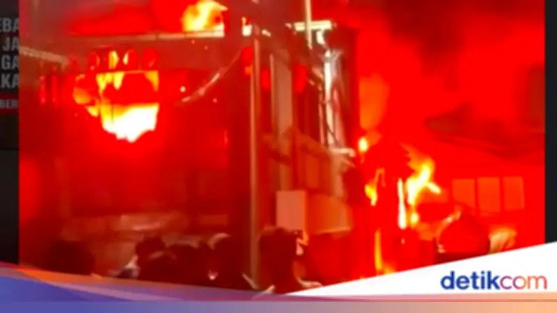 Kebakaran Gudang di Jakbar Sisakan Bara dan Gas Beracun