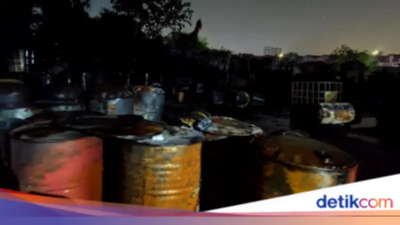Kebakaran Hebat Gudang Oli di Jakut, Ledakan Disertai Api Besar