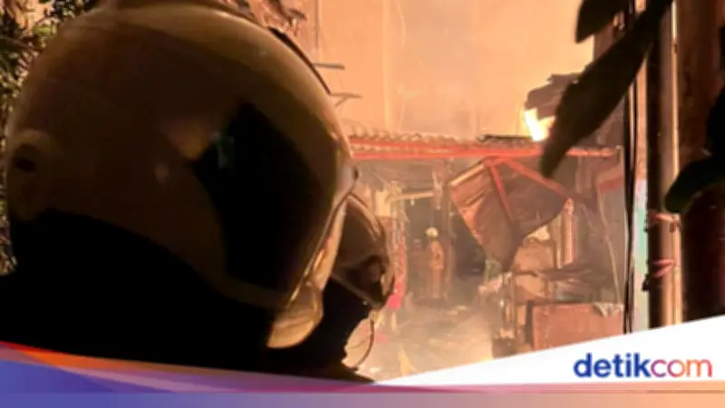 Kebakaran Landa Permukiman Padat di Tambora, 21 Mobil Damkar Dikerahkan
